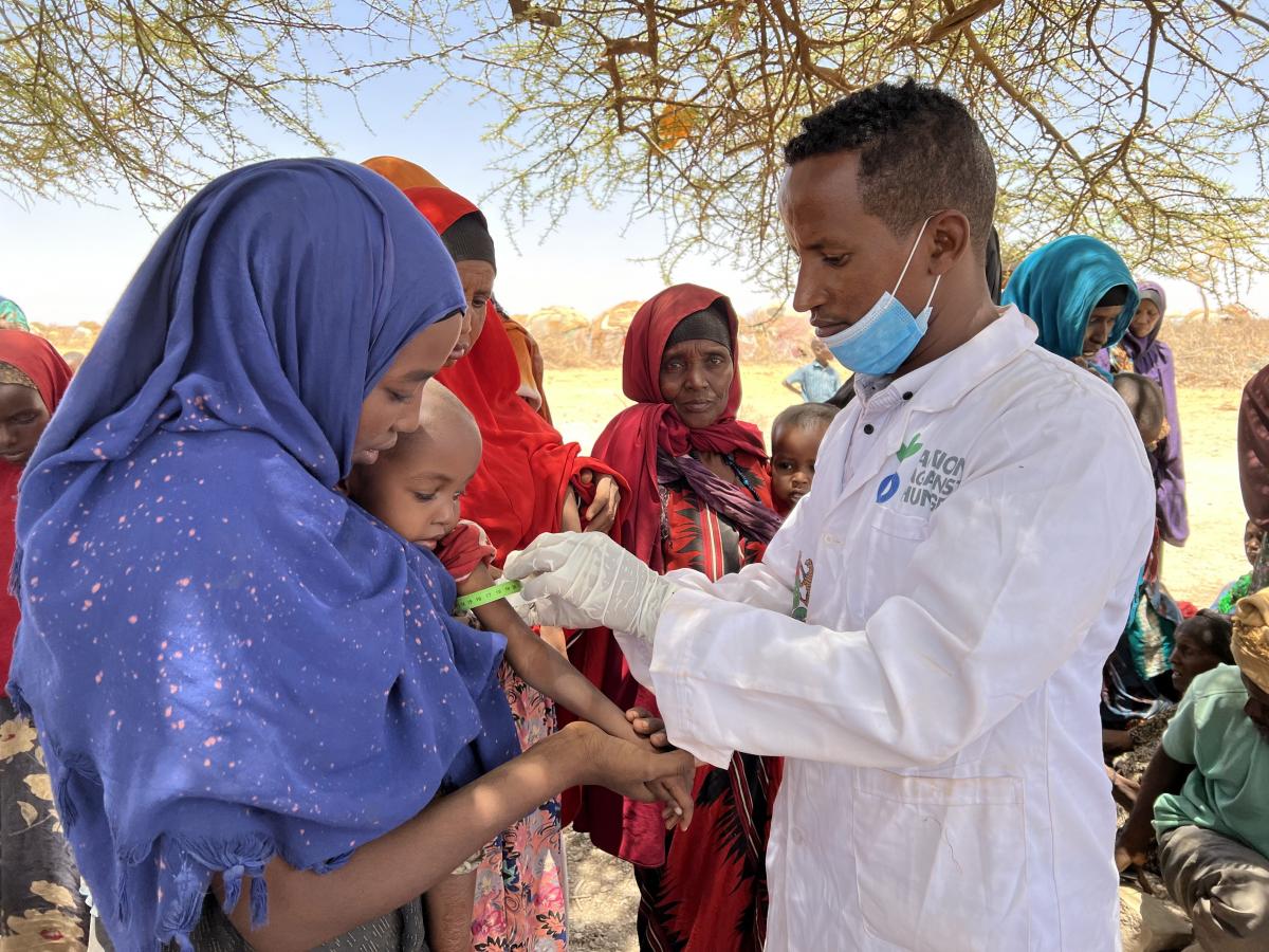 Un miembro del equipo de Acción contra el Hambre examina a un niño para detectar desnutrición en Somalia. Crédito de la foto: Acción contra el Hambre / Ahmed Issak Hussein