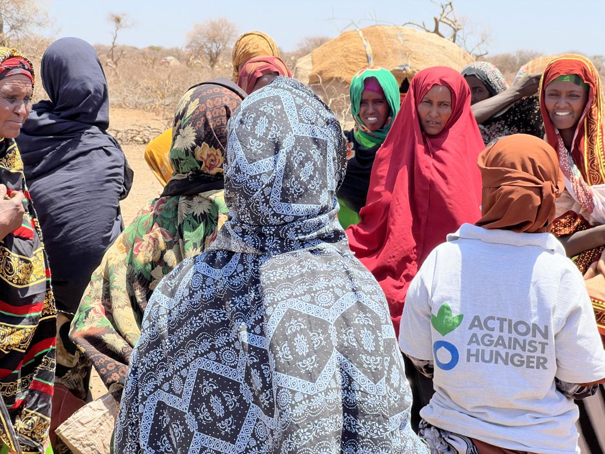 Un miembro de Acción contra el Hambre trabaja con la comunidad de mujeres de la población en Somalia. Crédito de la foto: Acción contra el Hambre / Ahmed Issak Hussein