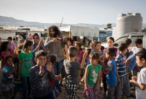 Ara Malikian nos acompaña a tres asentamientos de refugiados en el Valle de Bekaa