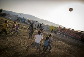 Ara Malikian nos acompaña a tres asentamientos de refugiados en el Valle de Bekaa