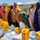 El transporte de agua de emergencia proporciona ayuda y seguridad a las mujeres en Somalia