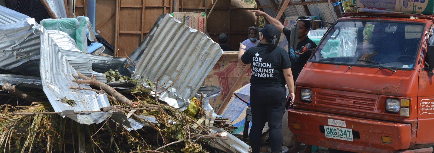 Equipo de Acción contra el Hambre ayudando a la población afectada por un tifón en Filipinas