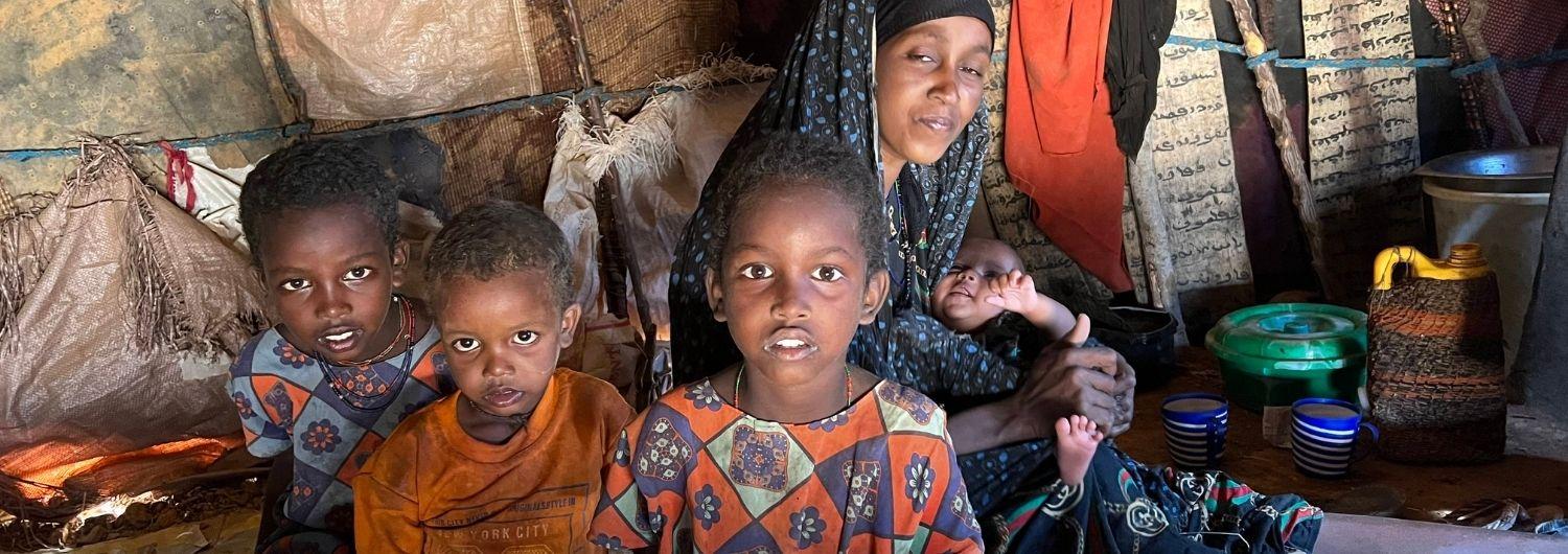 Familias somalíes al borde de la hambruna por la subida del precio de los alimentos. 