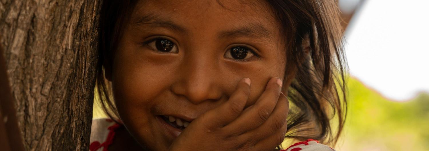 niña colombiana sonriente