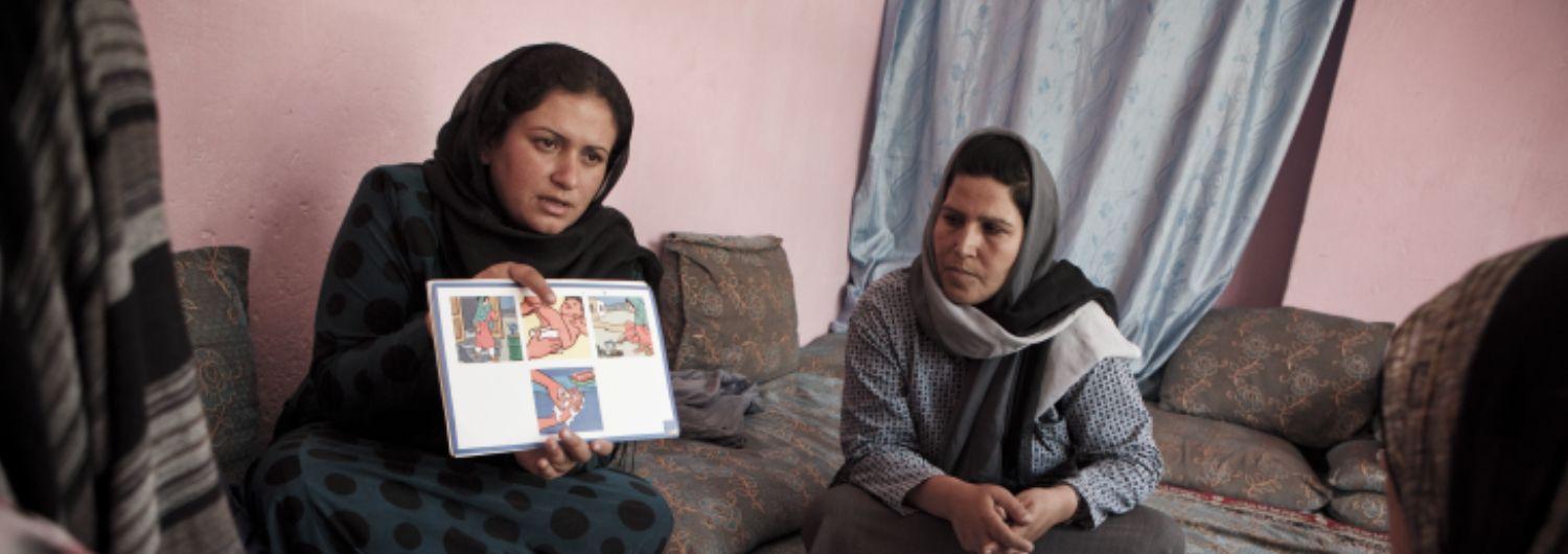 El régimen talibán prohíben trabajar a mujeres de organizaciones humanitarias. 