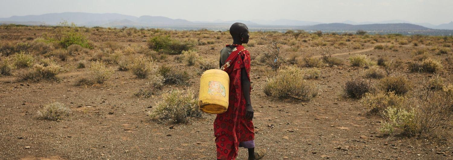 Una mujer va a rellenar bidones de agua de 15 litros en un agujero donde, entre dos rocas, se estanca agua no potable y llena de bacterias. 
