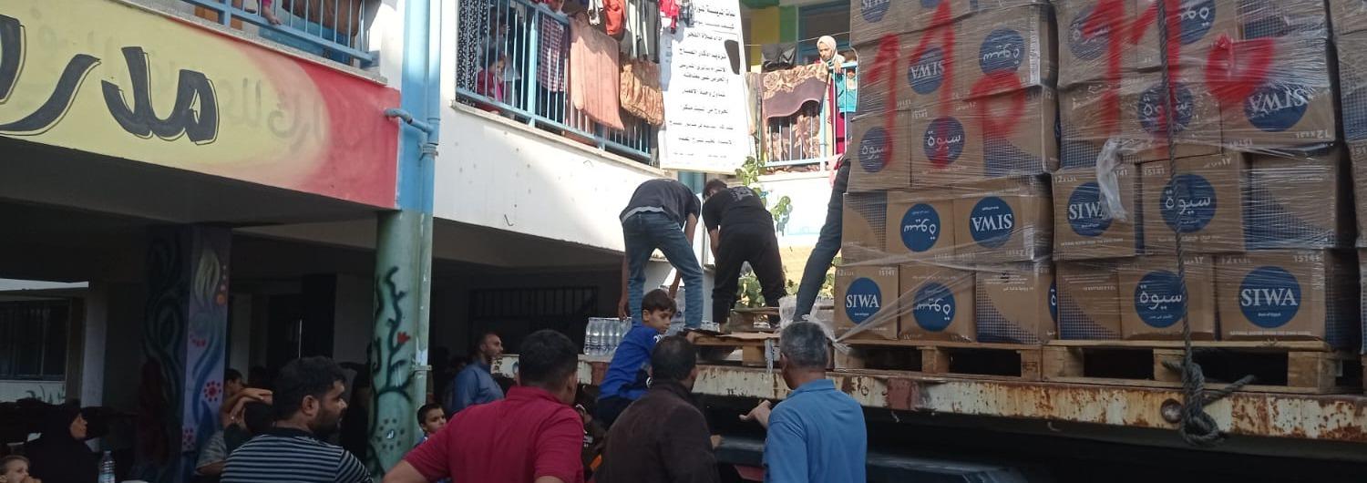 Uno de los camiones con los que Acción contra el Hambre distribuyó miles de botellas de agua a escuelas de refugio de Naciones Unidas en Gaza 