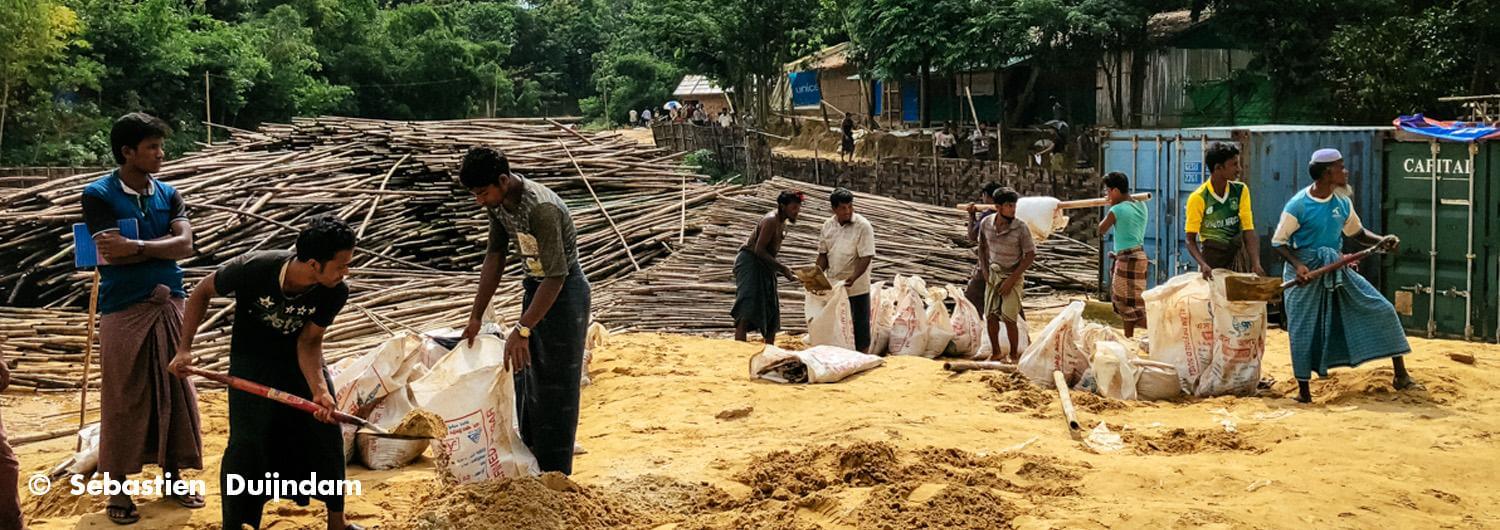 Un equipo de Acción contra el Hambre, compuesto por 900 trabajadores y 1300 voluntarios Rohingya, han proporcionado ayuda en nutrición, agua, saneamiento higiene, salud mental y medios de vida a los refugiados