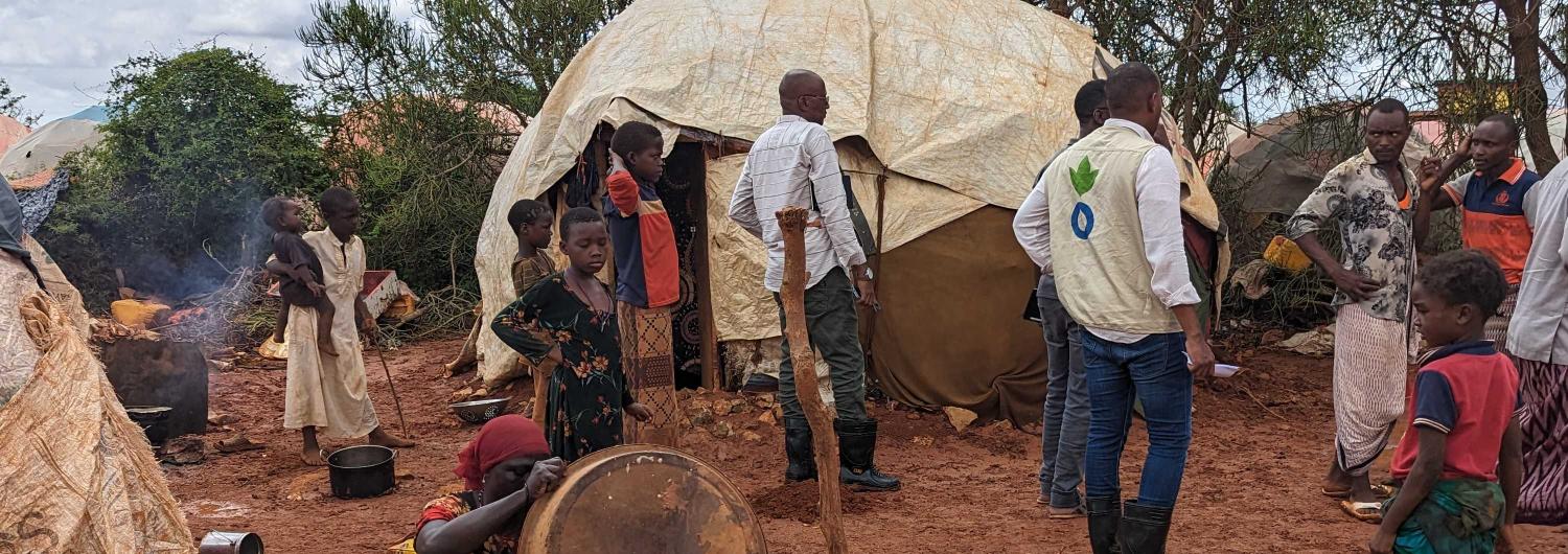 El equipo de Acción contra el Hambre en Baidoa evalúa las condiciones en el campo de desplazados de Tuugsoy horas después de las fuertes lluvias.