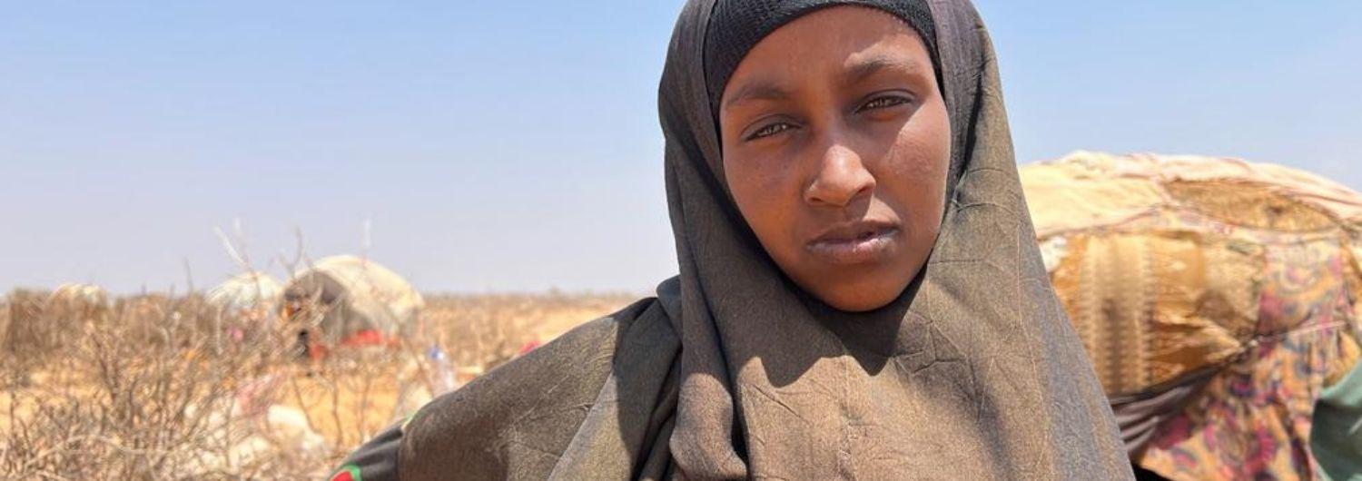 Mumina Afyarow caminó más de diez millas con sus tres hijos pequeños hasta el campamento de desplazados más cercano en una búsqueda desesperada de comida y agua. 