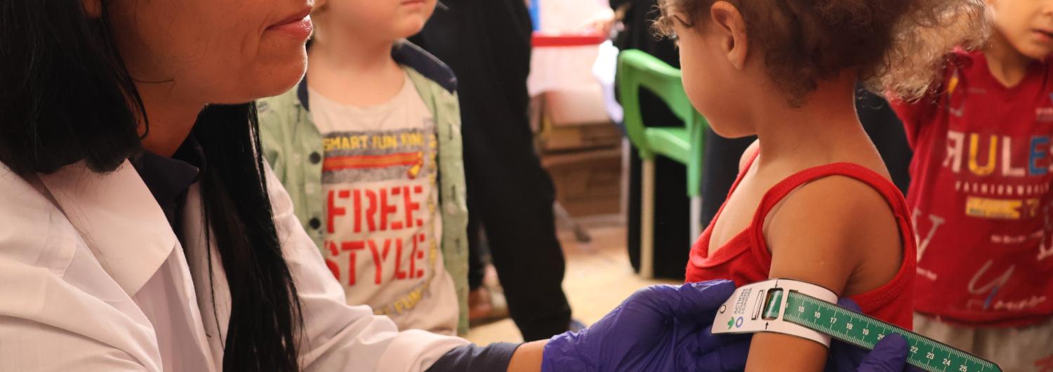 Un equipo médico móvil realiza pruebas de desnutrición a niños y niñas sirios menores de cinco años