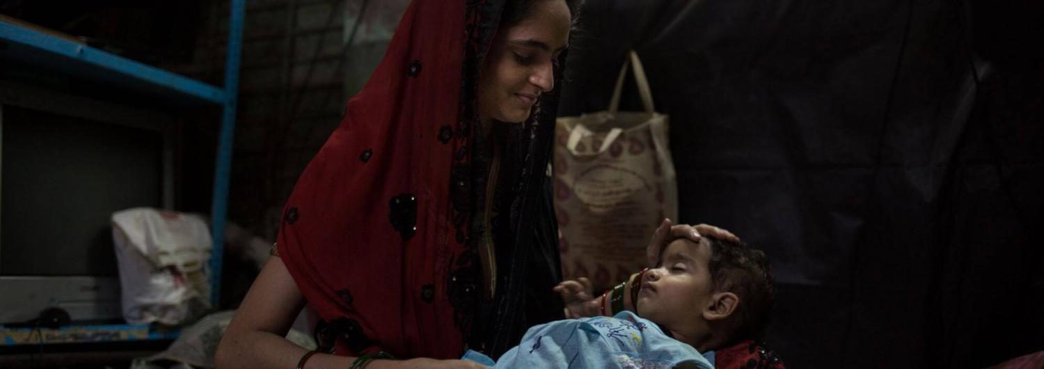 Madre, hijo, India, Govandi, desnutrición