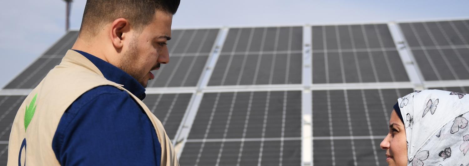Abdulkareem, trabajador de Acción contra el Hambre comprueba la instalación de unos paneles solares en una escuela en Siria