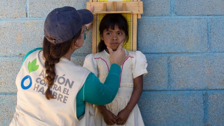 Johana vive en Chiquimula, en la región del Corredor Seco. Tiene siete años y mide como una niña de 5. Es 13 cm más baja de lo que debería medir una niña de su edad. Guatemala tiene la tasa de desnutrición crónica más alta de América Latina y unas de las más elevadas del mundo (49%).