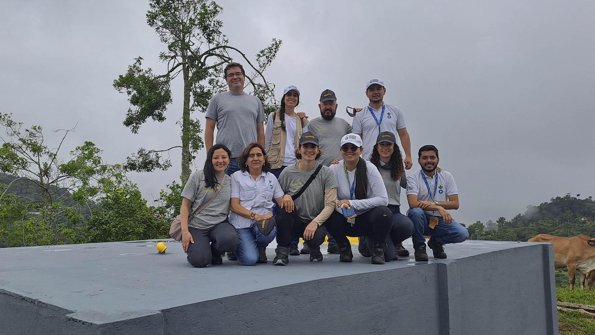 Empleados de Acción contra el Hambre y Ferrovial en uno de los proyectos de Colombia