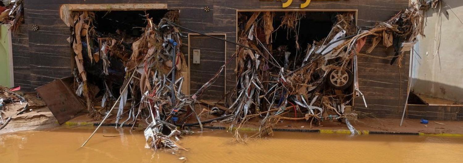 Una carretera inundada, después de que una fuerte tormenta y lluvias torrenciales azotaran Libia, en Derna