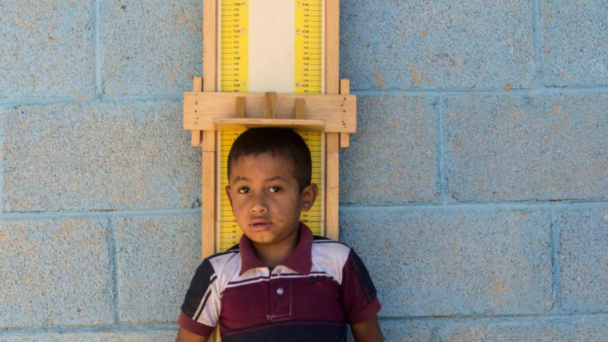 Christian vive en Chiquimula, en el Corredor Seco de Guatemala. Tiene nueve años y mide como un niño de 7. Es 11 cm más bajo de lo que debería medir un niño de su edad. Guatemala tiene la tasa de desnutrición crónica más alta de América Latina y unas de las más elevadas del mundo (49%).