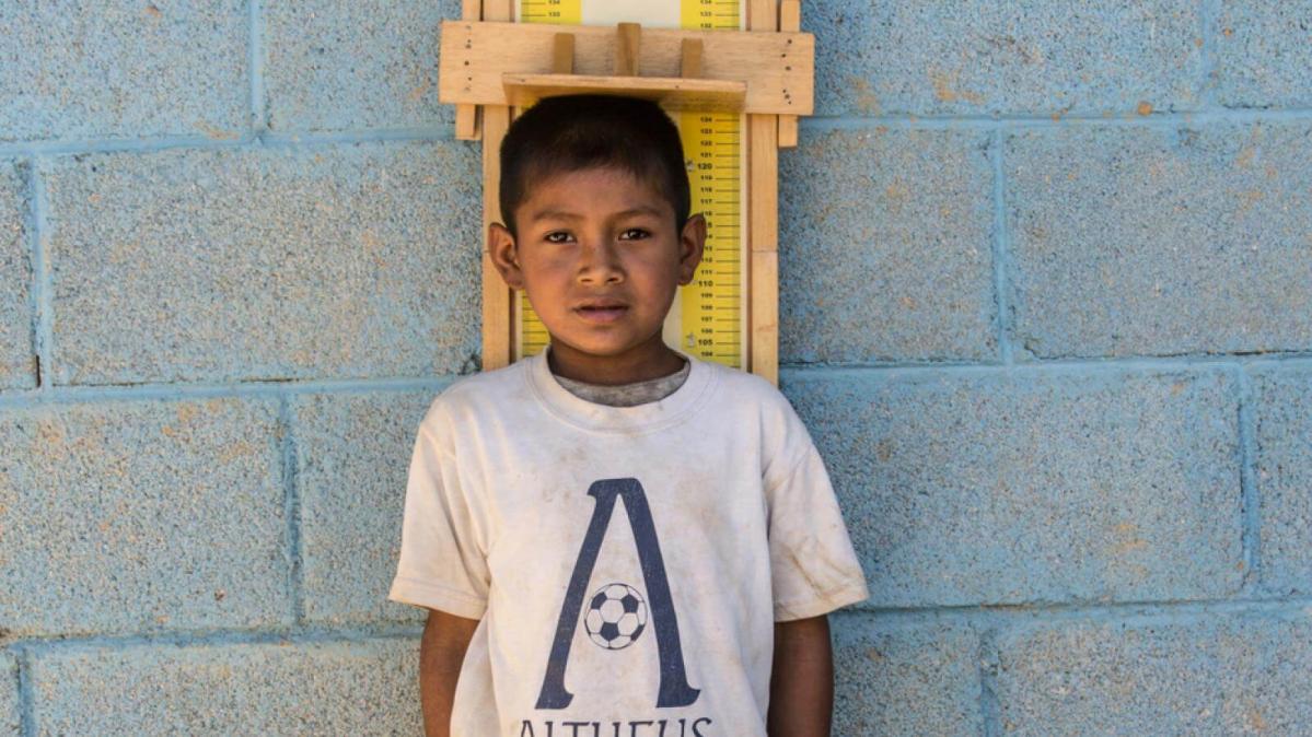 Luis José vive en Chiquimula, en el Corredor Seco de Guatemala. Tiene nueve años y mide como un niño de 8. Es 5 cm más bajo de lo que debería medir un niño de su edad. Guatemala tiene la tasa de desnutrición crónica más alta de América Latina y unas de las más elevadas del mundo (49%).