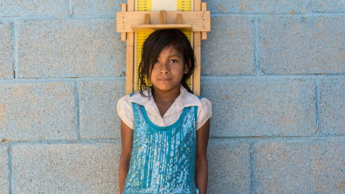 Sandra Yaneth vive en Chiquimula, en el Corredor Seco de Guatemala. Tiene 7 años y mide 1 cm menos que la media de niñas de su edad. Guatemala tiene la tasa de desnutrición crónica más alta de América Latina y unas de las más elevadas del mundo (49%).