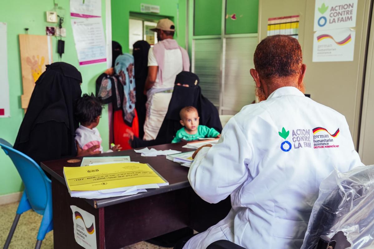 Personal de Acción contra el Hambre atiende a pacientes en un centro de salud de Lahj © Ahmed Waqqas Yasin Mahmoud para Acción contra el Hambre