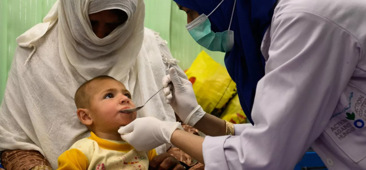 Niño ingiere alimento de una cuchara