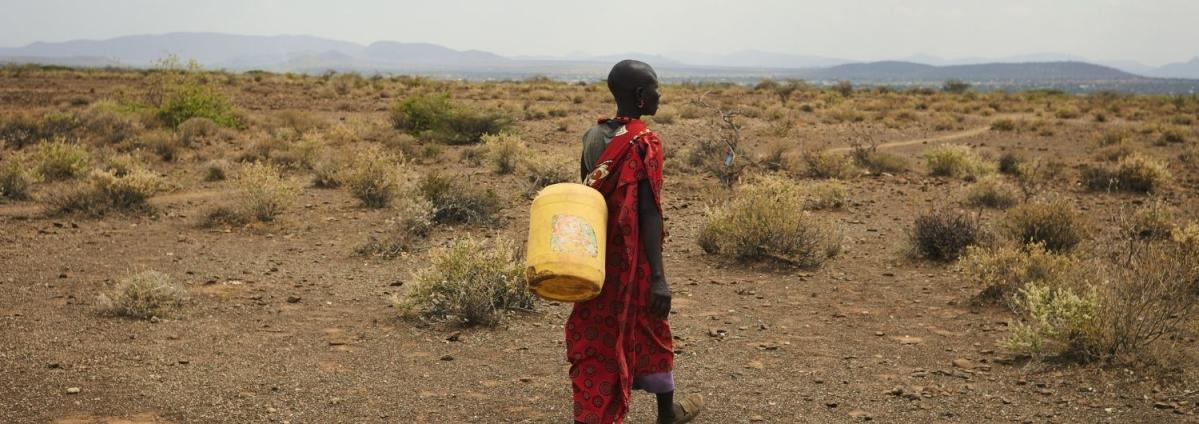 Una mujer va a rellenar bidones de agua de 15 litros en un agujero donde, entre dos rocas, se estanca agua no potable y llena de bacterias.