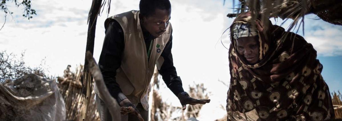 Trabajador de Acción contra el Hambre apoyando las poblaciones locales de Diffa, una zona especialmente afectada por la inseguridad que ha provocado desplazamientos masivos de poblaciones.