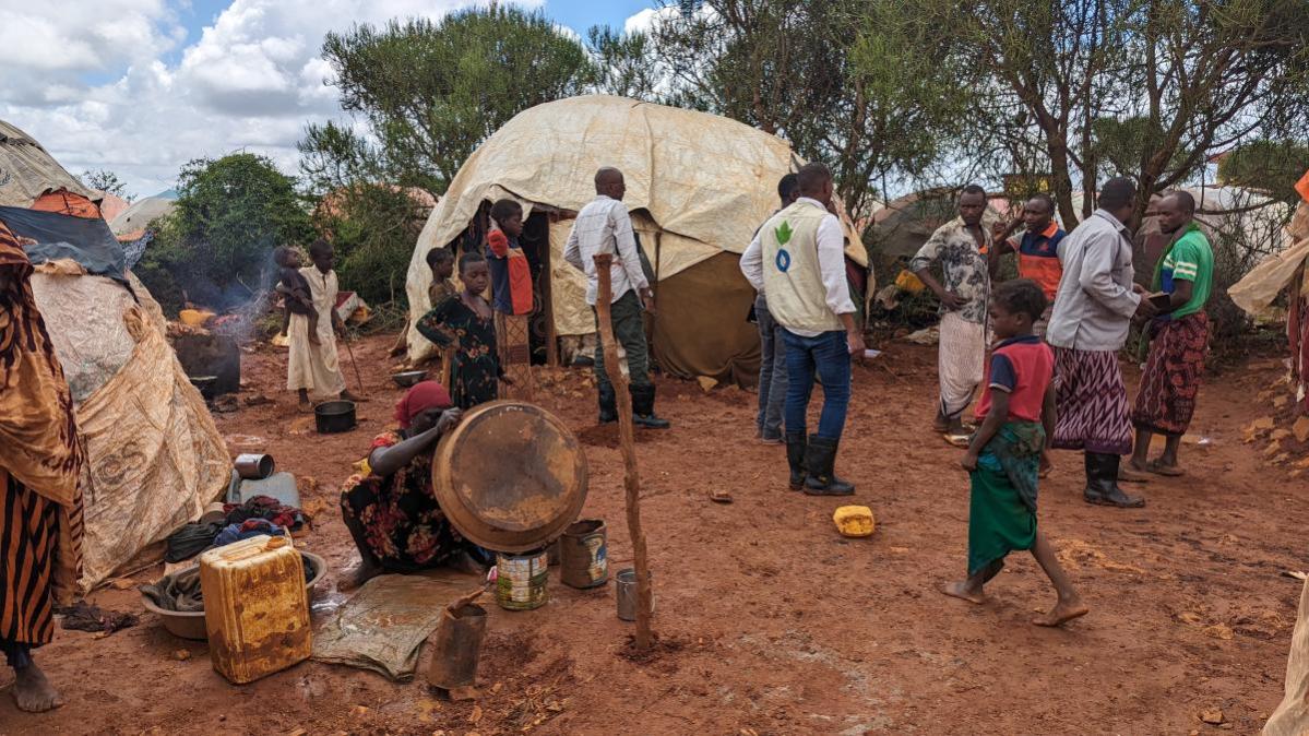 El equipo de Acción contra el Hambre en Baidoa evalúa las condiciones en el campo de desplazados de Tuugsoy horas después de las fuertes lluvias. Foto de Mohamed Adan Maalim para Acción contra el Hambre
