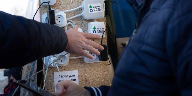 En el centro de recepción moldavo de Palanca se han instalado calefactores y enchufes para la recarga de móviles.