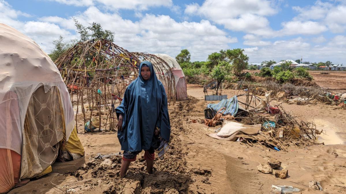 Khadijo Ali Mohamed, una de las familias afectadas cuyas pertenencias fueron arrastradas por las inundaciones. Fotografía de Mohamed Adan Maalim, responsable de comunicación y promoción de Acción contra el Hambre.
