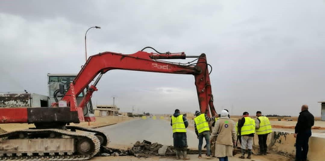 Rehabilitación de sistemas de agua en Aleppo Maskana. Excavación de la vía principal e instalación de tuberías de agua hacia los beneficiarios del otro lado de la vía.