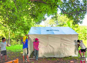 Se instalaron tiendas de campaña temporales para las familias desplazadas en Lagayan, Abra. Foto cortesía del Gobierno Municipal de Lagayan