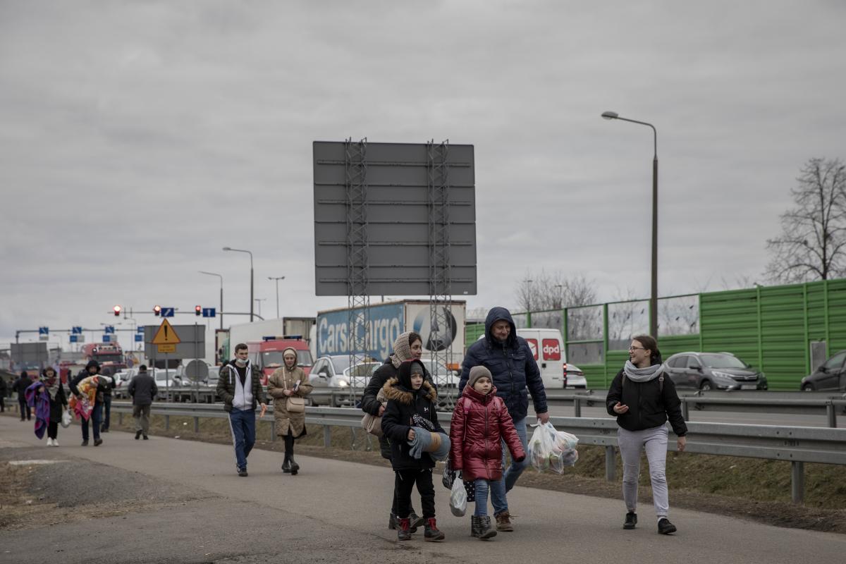 Los refugiados ucranianos cruzan la frontera hacia Dolhobyczow