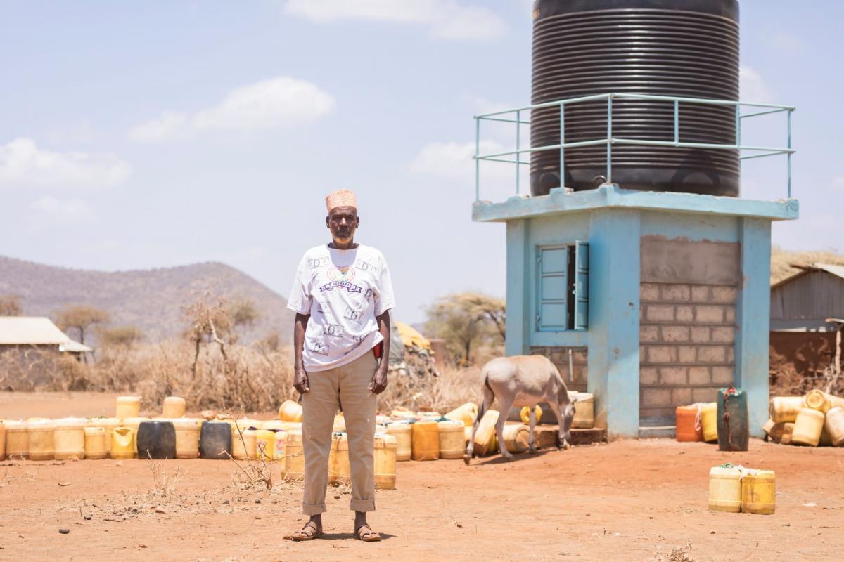 Miembro de la comunidad Yarqbarsadi de Kenia frente a un pozo