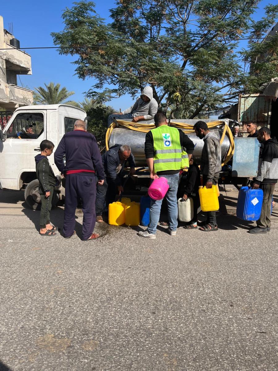 Equipos de Acción contra el Hambre reparten agua potable a civiles afectados por el conflicto en la ciudad de Gaza