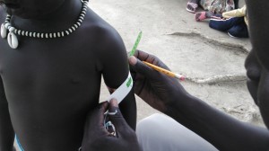 Circunferencia del brazo media-alta de un niño se mide para detectar la desnutrición. Foto ACF-Sudán del Sur O. Serran