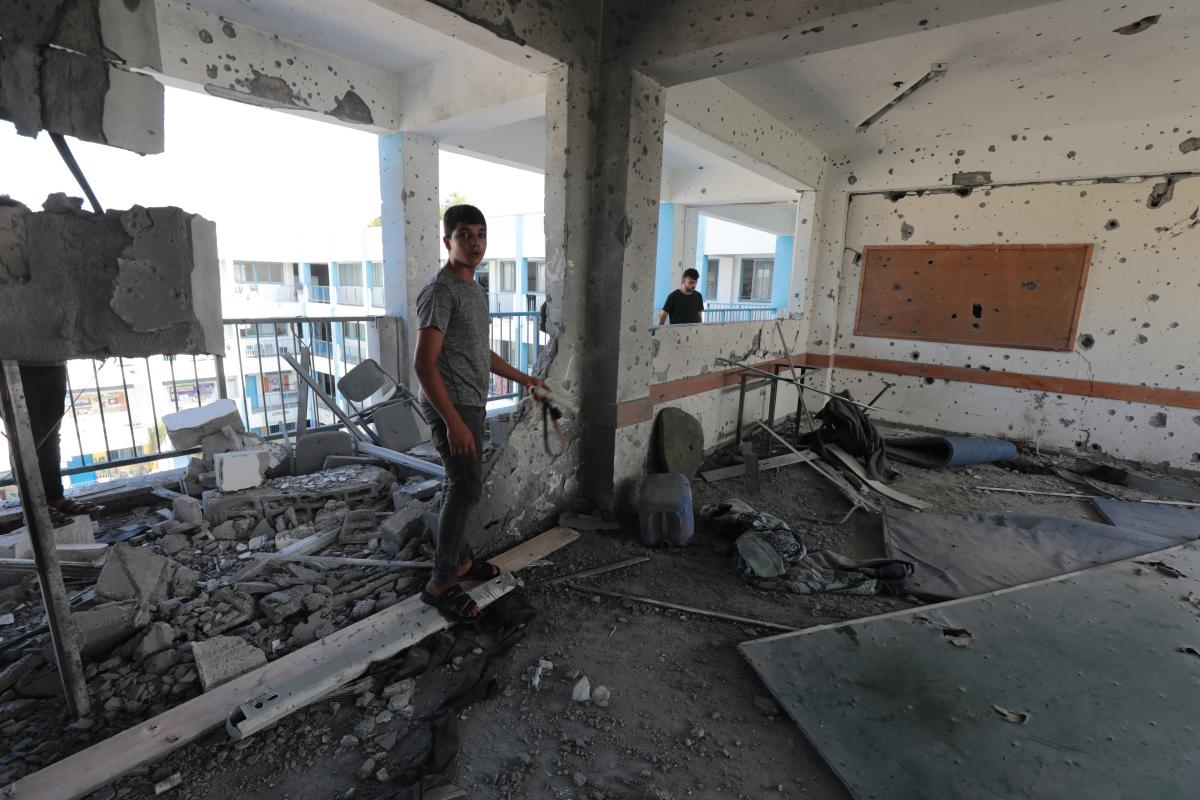 Un par de niños en un aula de una escuela destruida en Gaza